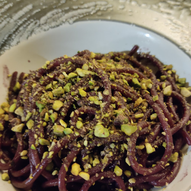 Spaghetti Al Vino Rosso Con Pistacchi Peperoncino Piccante Acciughe E Scorza Di Limone Grattugiata
