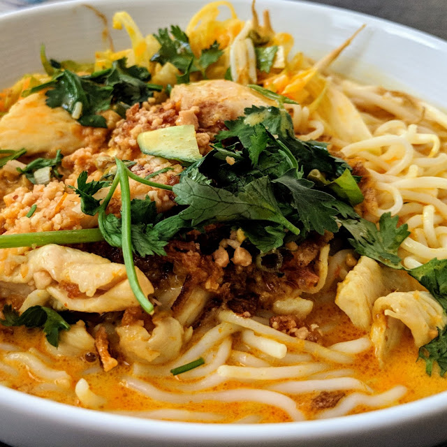Reisnudeln In Gelbem Curry