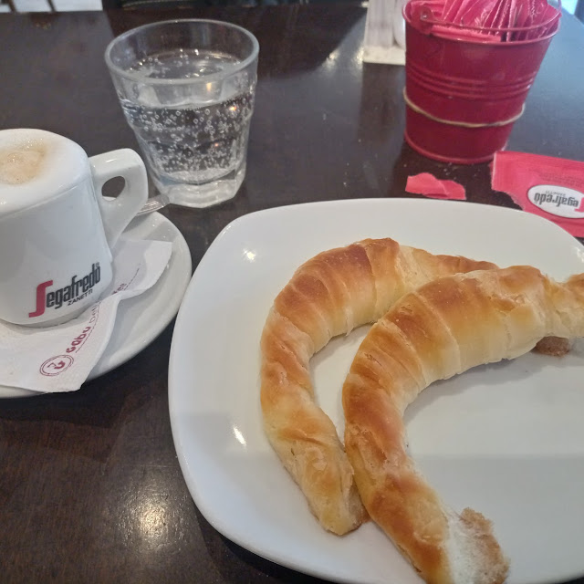 Cortado Con Medialunas de Grasa
