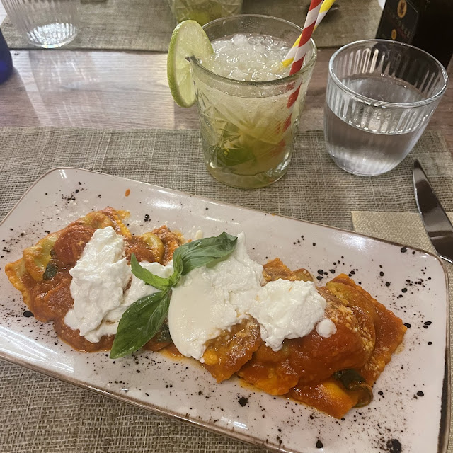 Ravioli Di Spinaci E Ricotta Con Pomodoro Basilico E Burrata