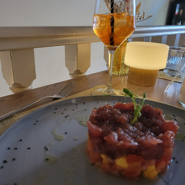 Tartare Di Salmone Marinato Con Avocado Rucola Pomodoro E Dressing all'arancia