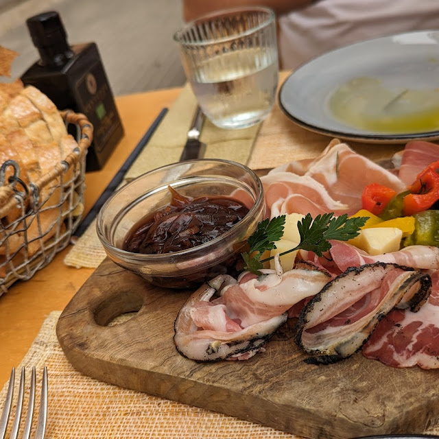 La Nostra Selezione Di Salumi Italiani Con Cipolla Rossa Di Tropea E Marmellata Di Peperoni
