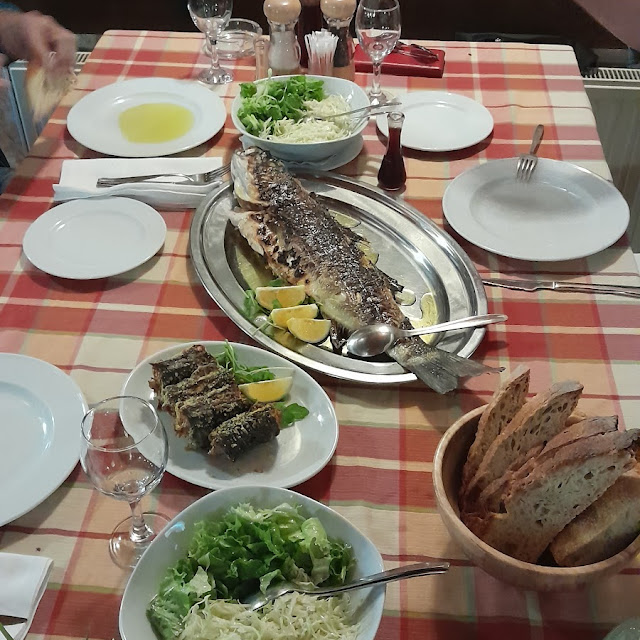 Lubin Sa Gradela Jegulja Sa Ražnja Salata I Kruh Ispod Saća Peke