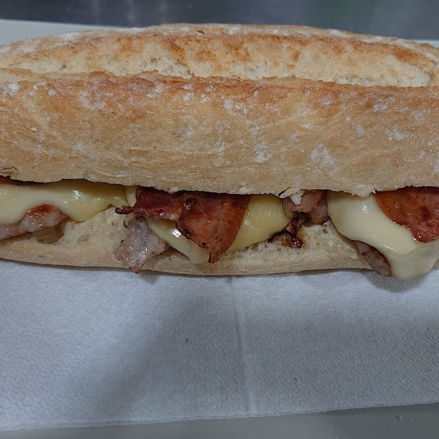 Bocadillo de Lomo Con Queso