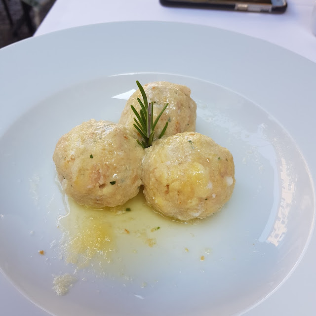 Piccoli Canederli Ai Formaggi Trentini Con Burro Fuso