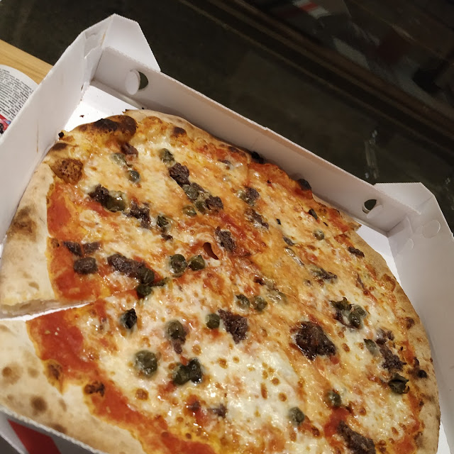Pizza de Boquerones Con Olivas Negras