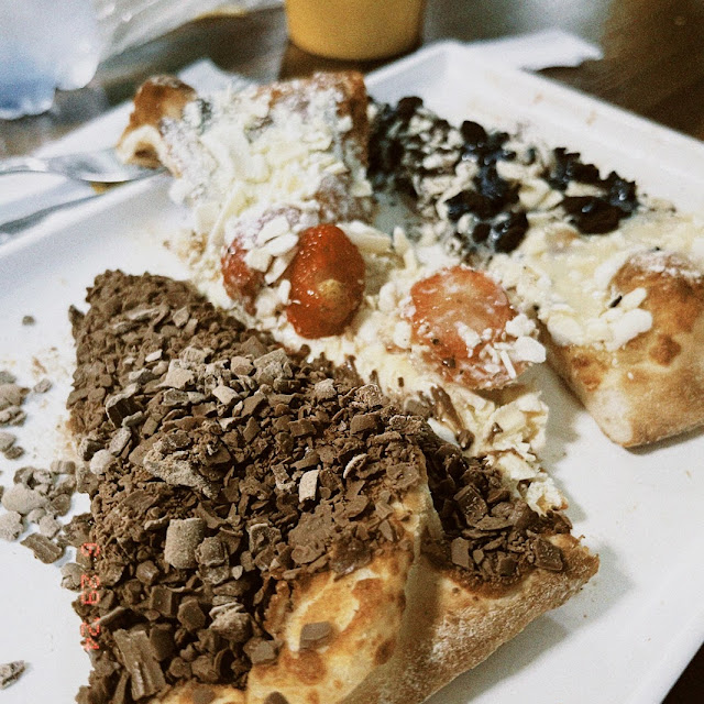 Pizza de Chocolate Preto Chocolate Branco Com Morango E de Negresco
