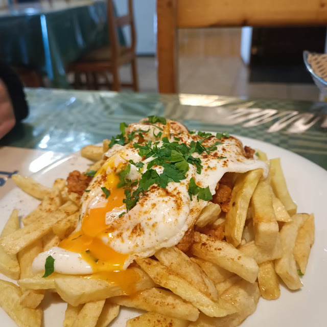 Huevos Rotos Con Chorizo