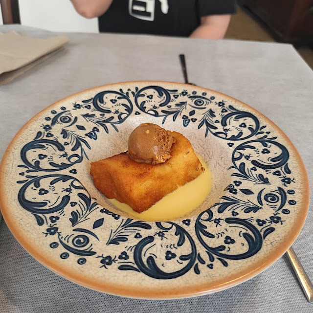 Torrija En Sopa de Chocolate Blanco Y Helado de Caramelo Salado