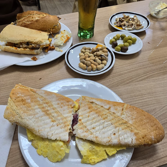 Tortilla de Patata Con Longanizas Y Ajoaceite