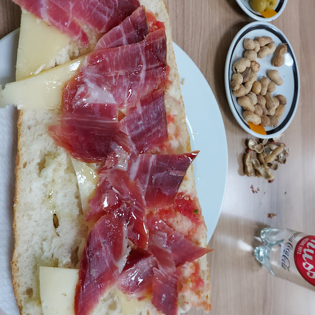 Bocata de Jamón Queso Y Tomate