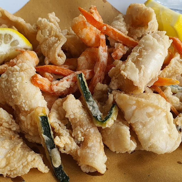 Fritto Di Gamberi E Calamari Con Verdure Pastellate