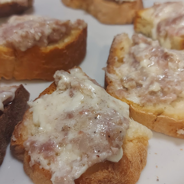 Crostini Salsiccia E Stracchino
