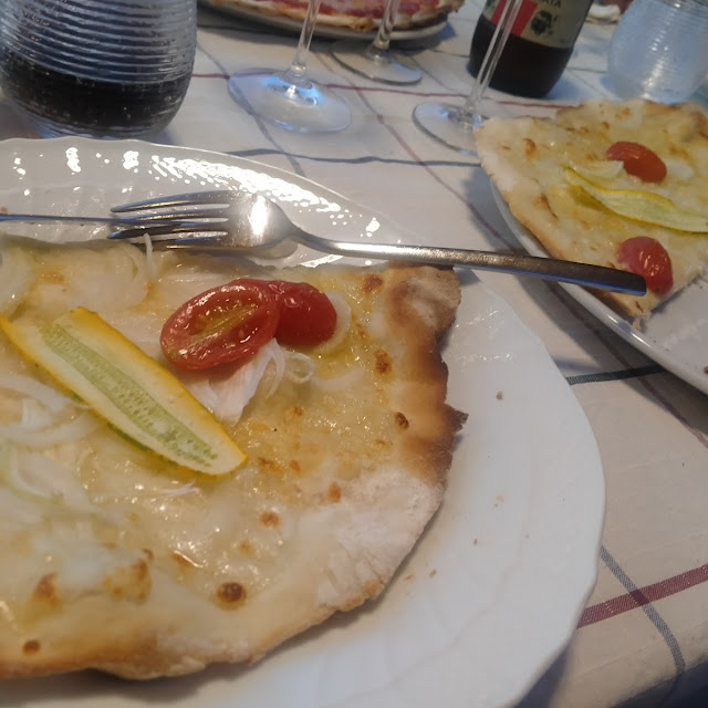 Pizza Bianca Con Cipolle E Zucchine Dell Orto