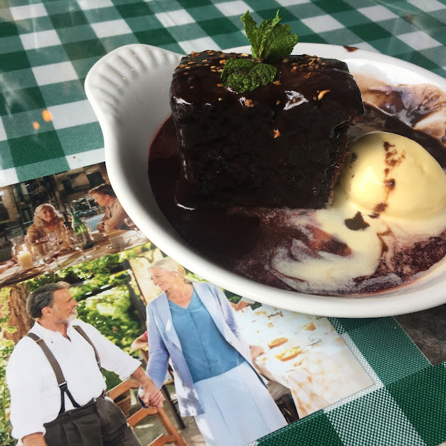 Bolo de Chocolate Com Calda Quente E Sorvete de Creme