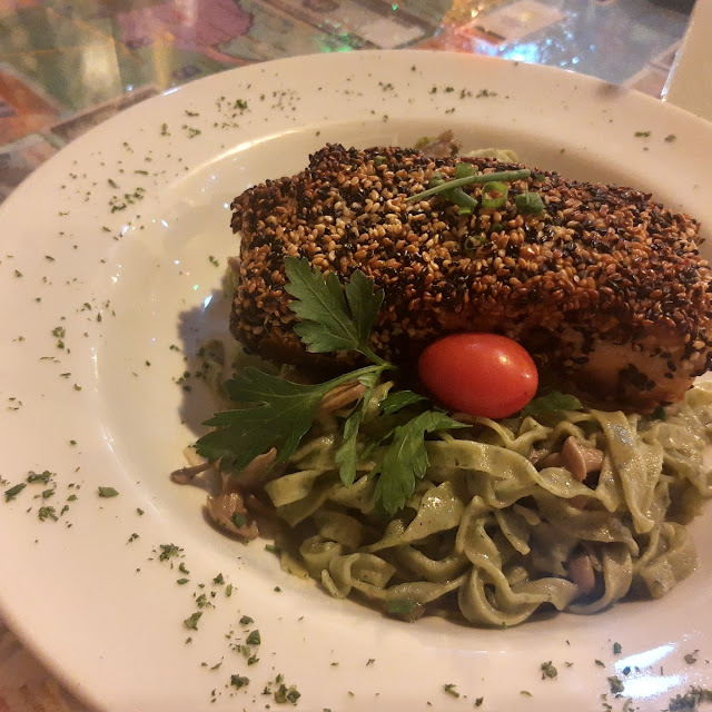 Salmão Com Crostas de Gergelim E Fettuccine Verde Com Cogumelos Frescos Na Manteiga