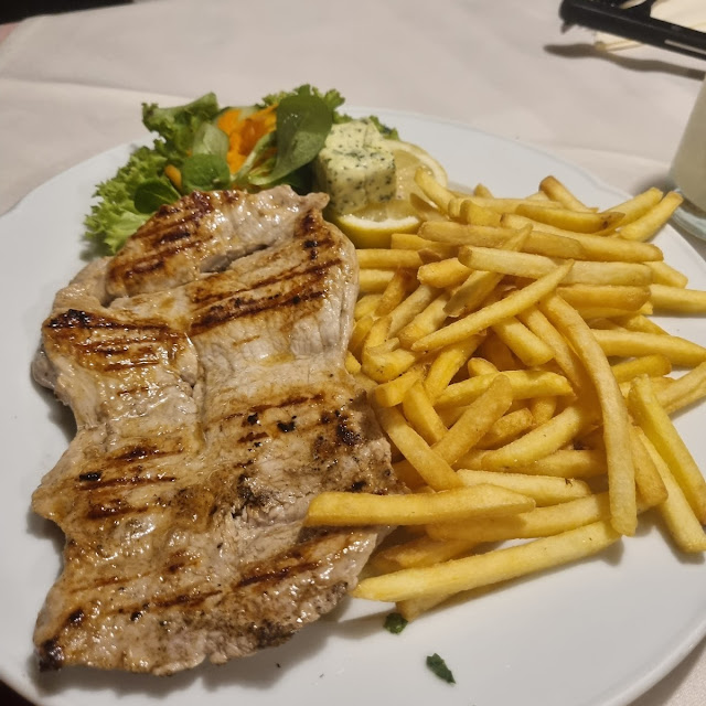 Kalbsrückenstrak Mit Pommes Frites