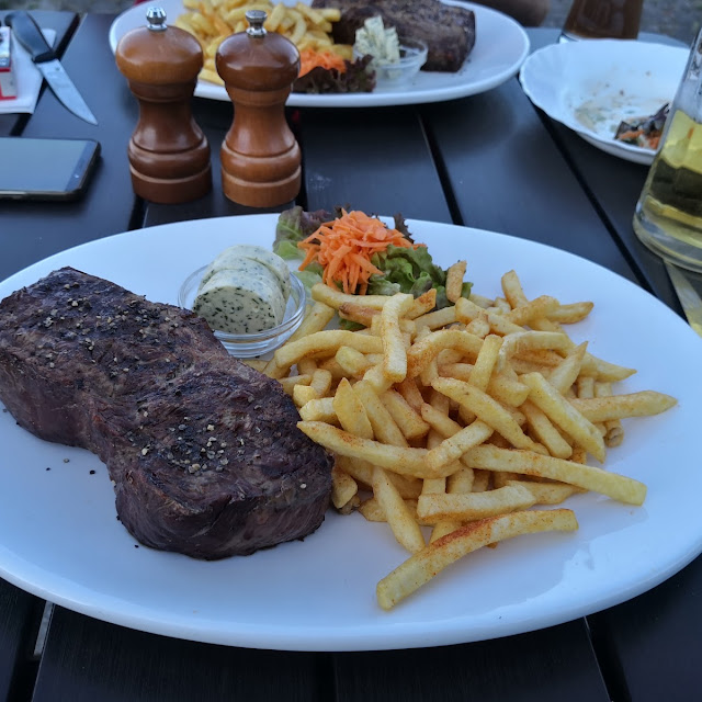 Rumpsteak Mit Kräuterbutter Pommes Und Salat
