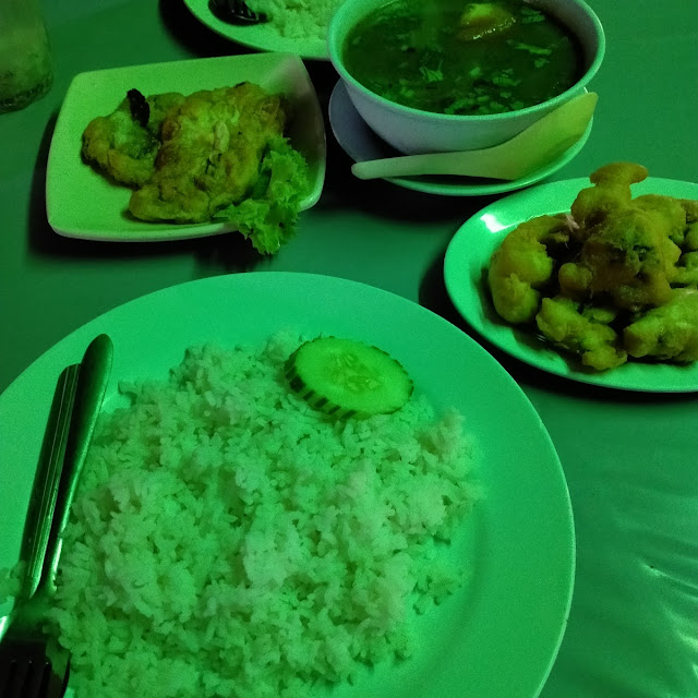 Nasi Putih Sup Daging Telur Dadar Dan Sotong Tepung