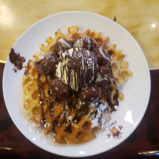 Popcorn Mit Schokosoße Auf Waffel