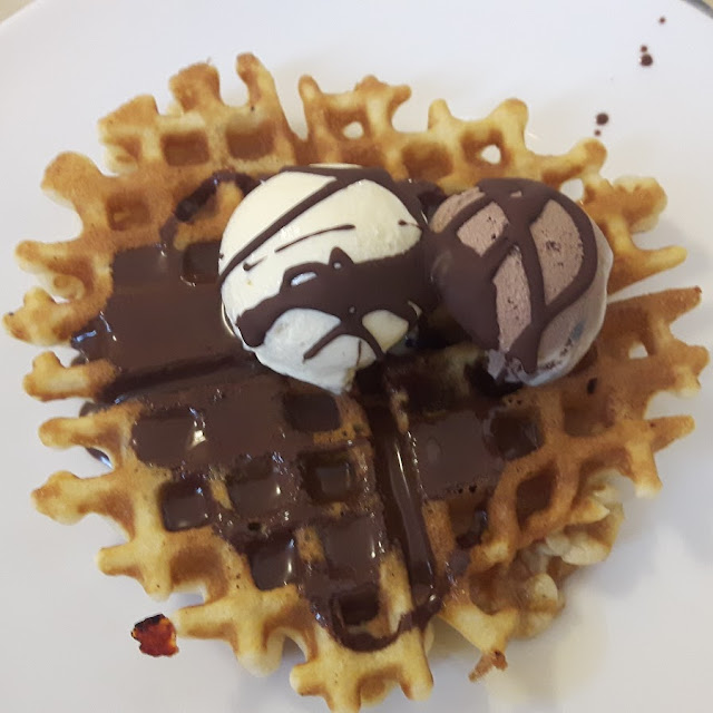 Heiße Waffel Und Vanilleeis