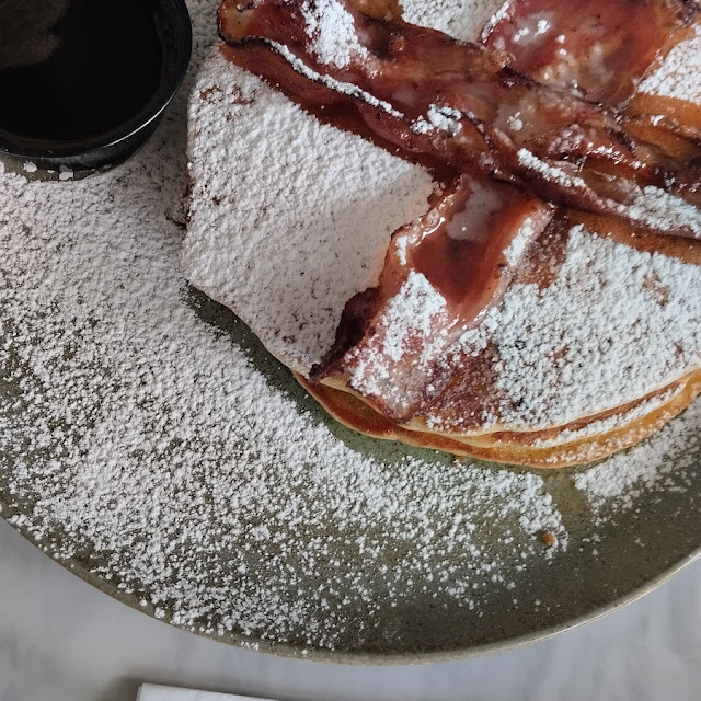 Panqueques Con Tocineta Y Miel de Maple