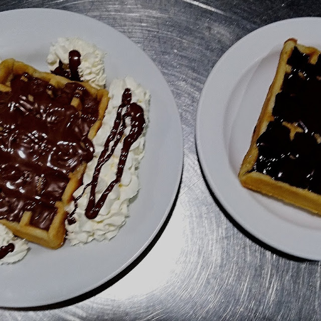 Gofre Con Chocolate Y Con Nata