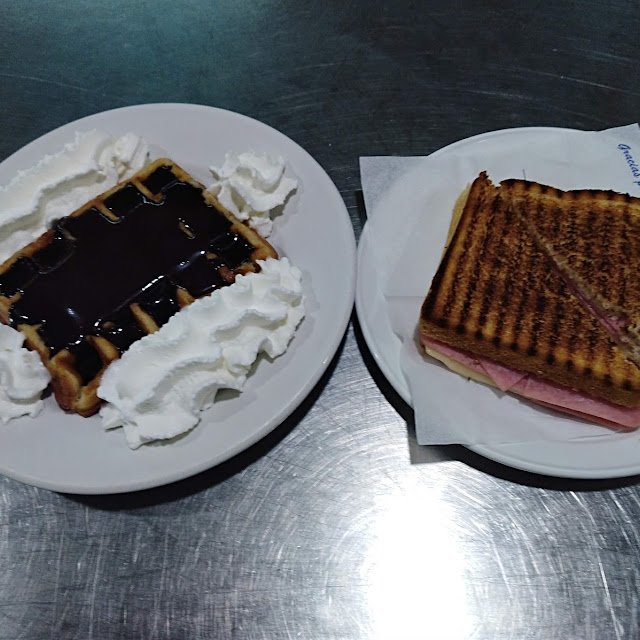 Gofre Con Chocolate Y Sandwich