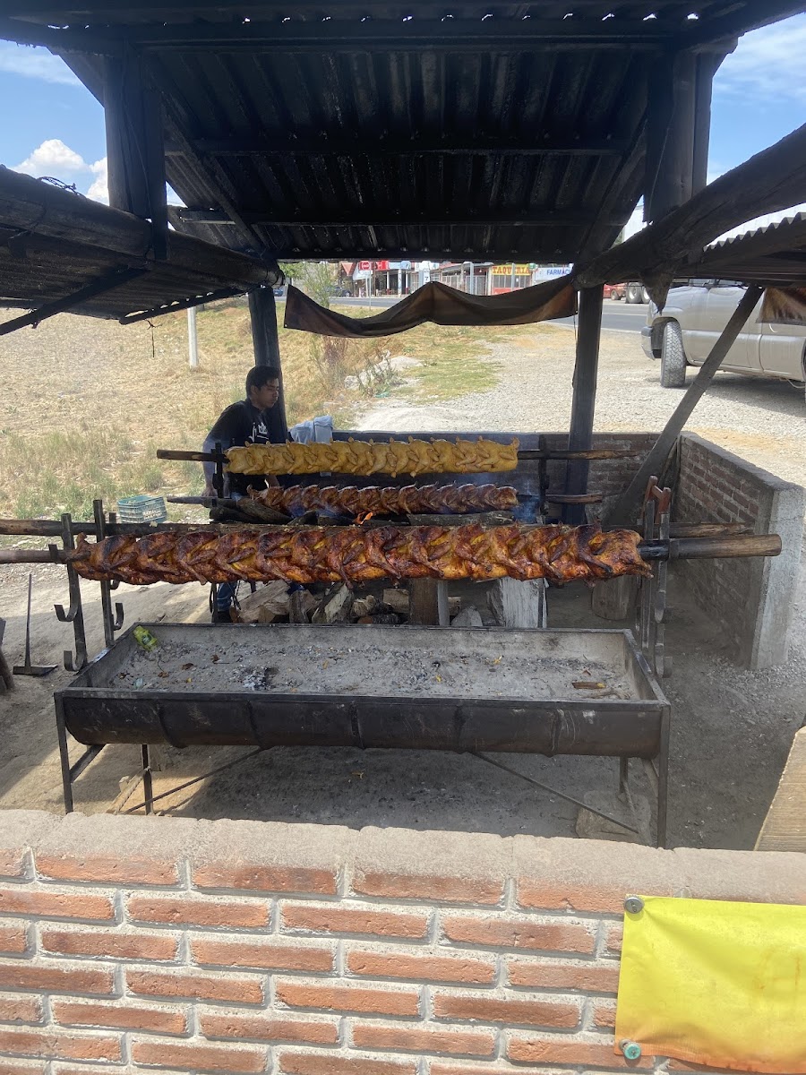 Pollos a la leña 'DON MAX'