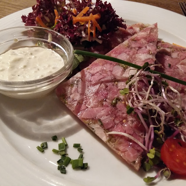 Eisbein-sülze Mit Hausgemachter Remouladensauce Und Bratkartoffeln