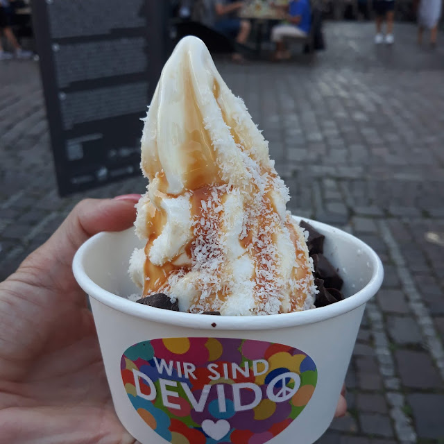 Ygurticecream with Caramel Topping And