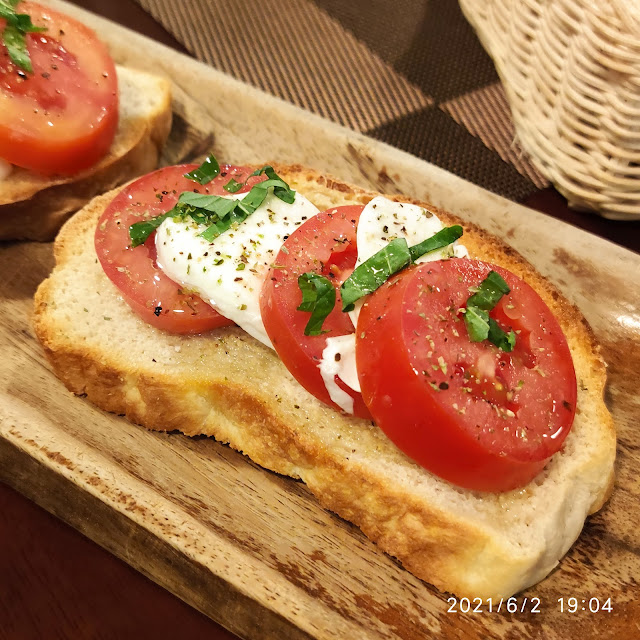 Bruschetta Caprese
