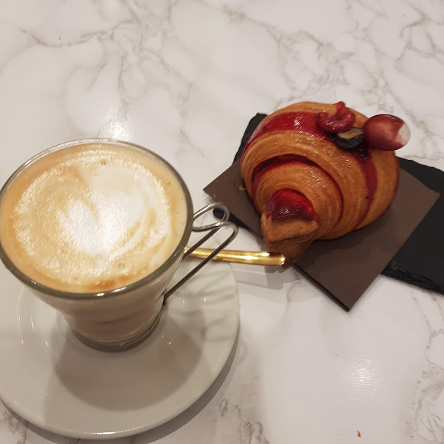 Latte Macchiato Brioche Con Marmellata Di Frutti Di Bosco