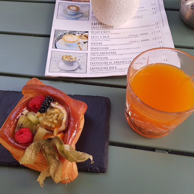 Brioche E Succo Di Frutta