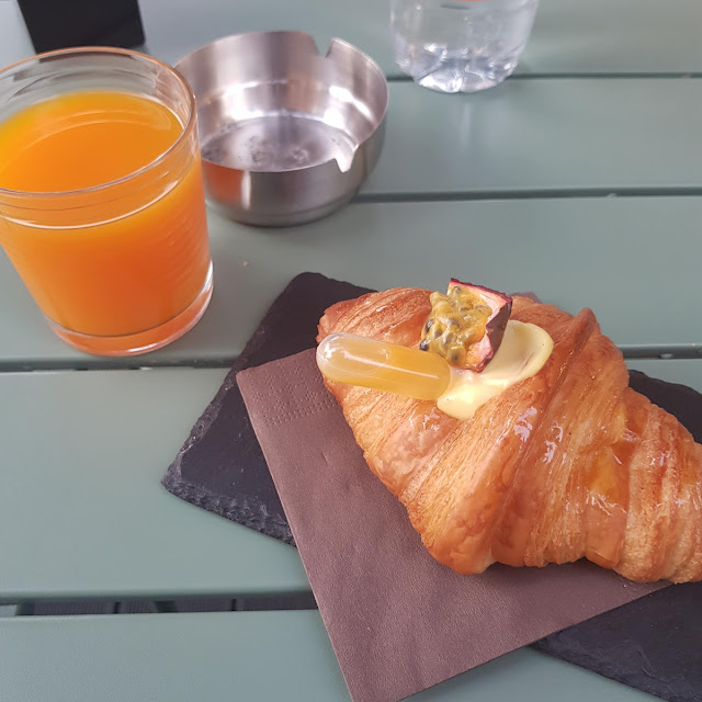 Succo Di Frutta Brioche Con Crema Pasticcera