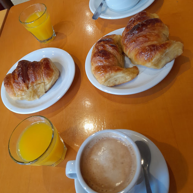 Cortado Con Medialunas