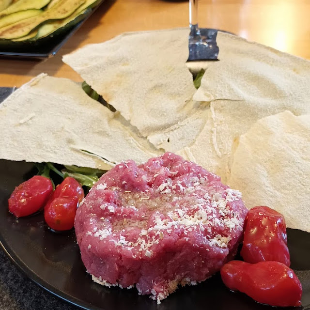 Battuta Di Fassona Con Olio Tartufato Pane Carasau Insalatina E Verdure Grigliate