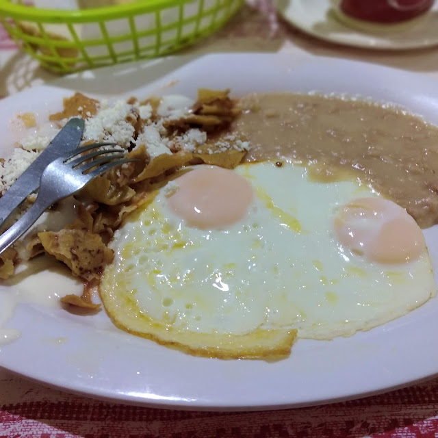 Huevos Estrellados Con Chuilaquiles Rojos Acompañados Con Frijoles