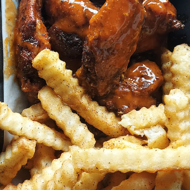 6 Piece Wings w Fries