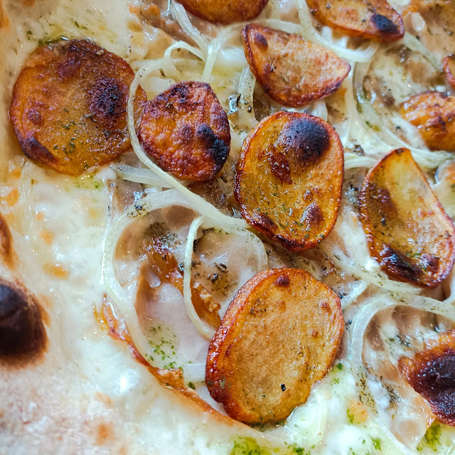 Pizza Con Cipolla E Porchetta