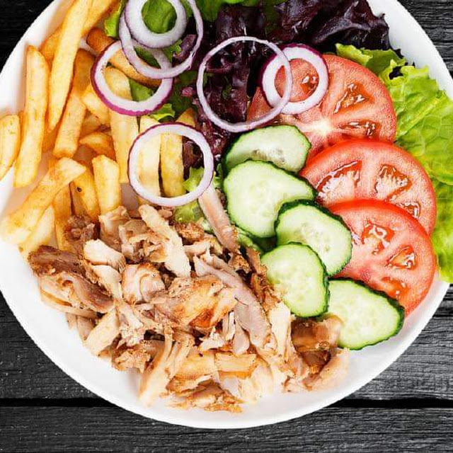 Plato de Pollo Y Ensalada