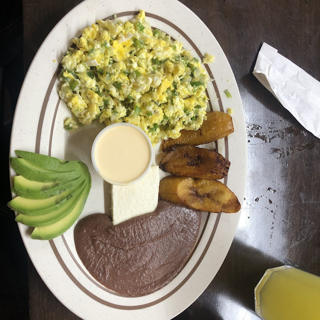 Desayuno Con Carne O Pollo Breakfast with Beef or Chicken