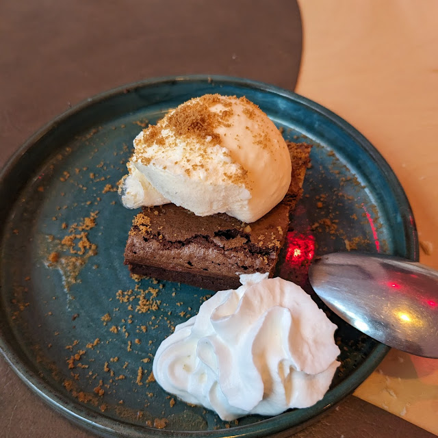 Brownie Con Helado Y Nata