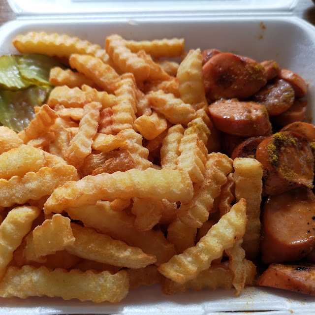 Pommes Frites & Currywurst