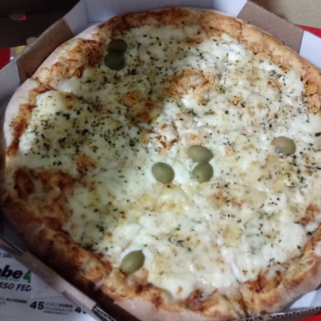 Pizza de Frango E Catupiry E 4 Queijos