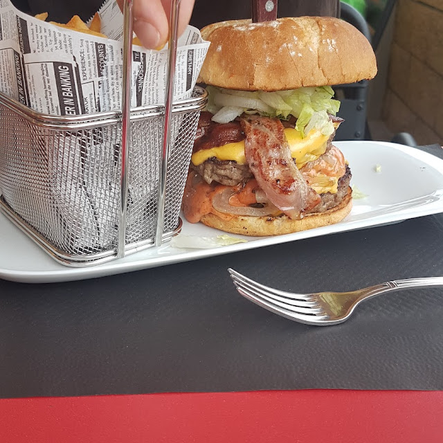 Burger Mit Pommes