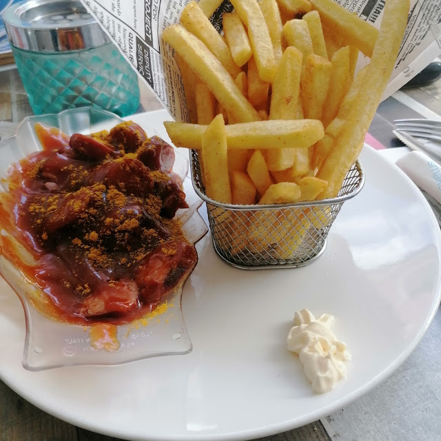 Currywurst Pommes