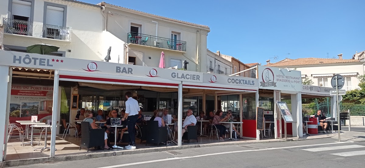 Au Café Du Port