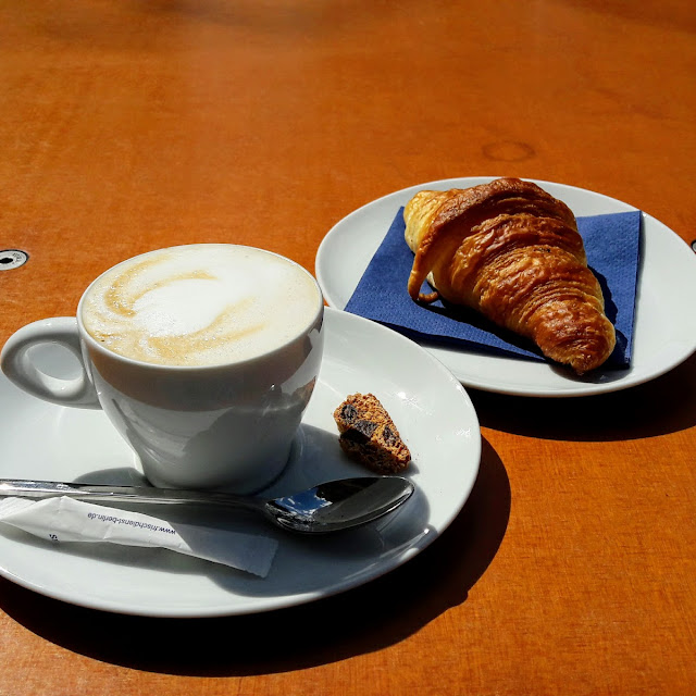 Cappuccino Und Croissant