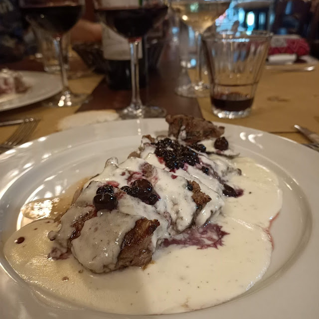 Tagliata Alla Fonduta E Frutti Di Bosco
